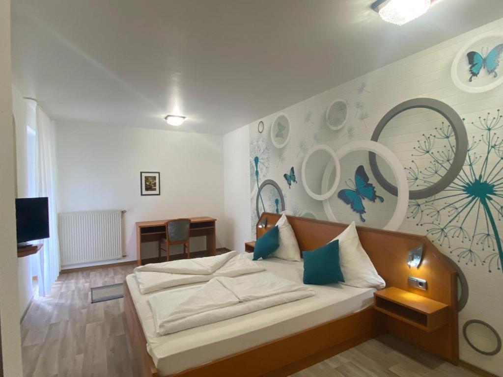 Hotel Krone Riesling Тритенхайм Екстериор снимка