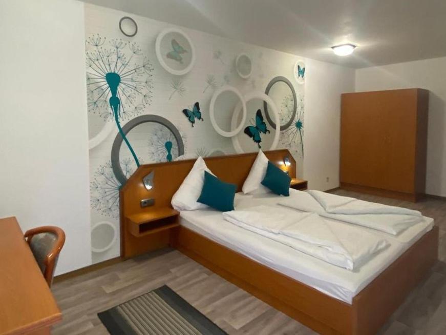 Hotel Krone Riesling Тритенхайм Екстериор снимка