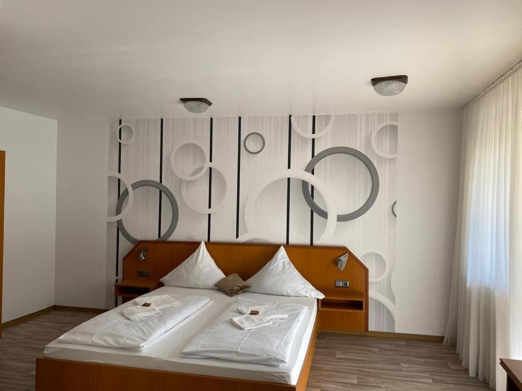 Hotel Krone Riesling Тритенхайм Екстериор снимка