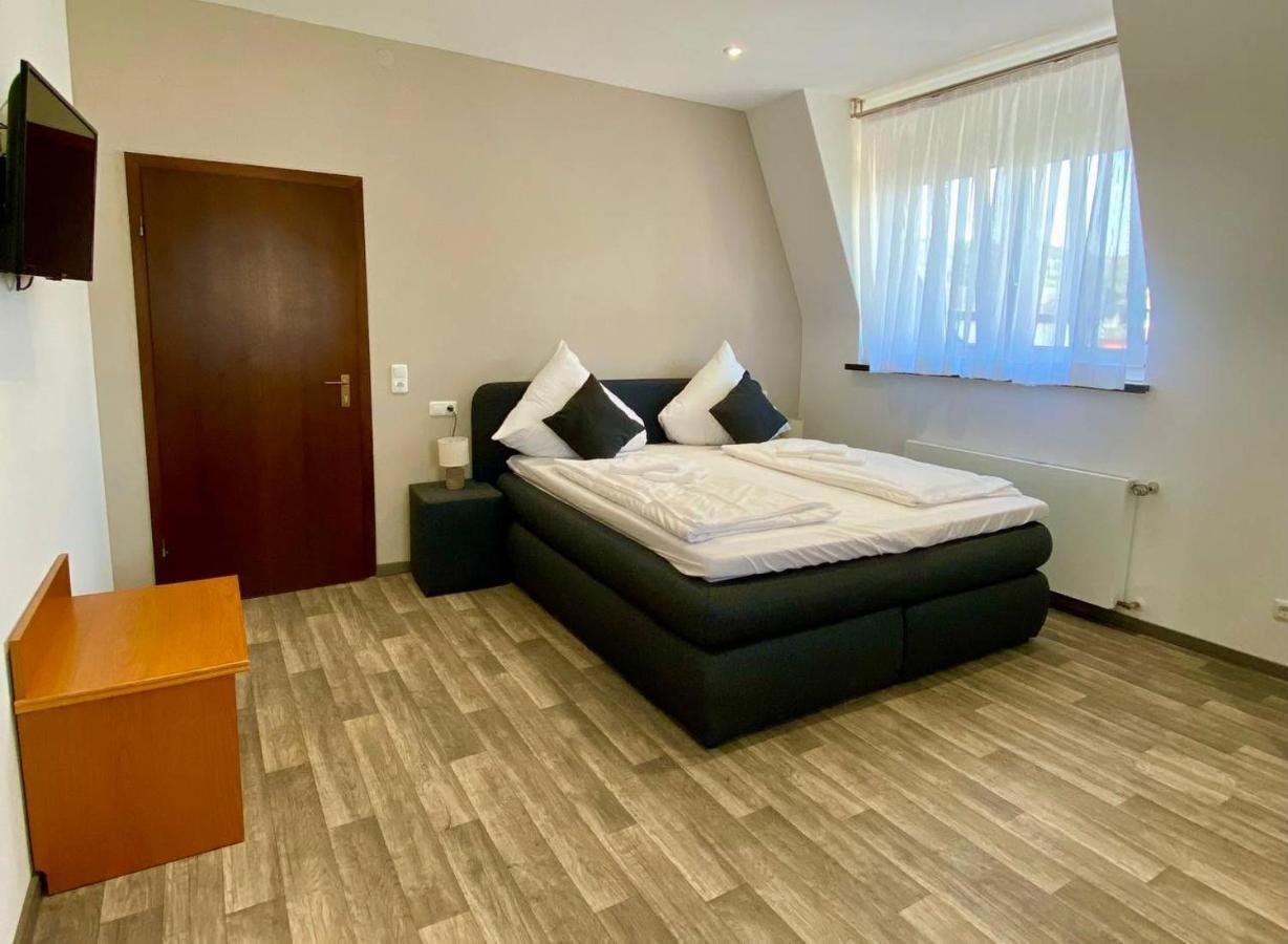 Hotel Krone Riesling Тритенхайм Екстериор снимка